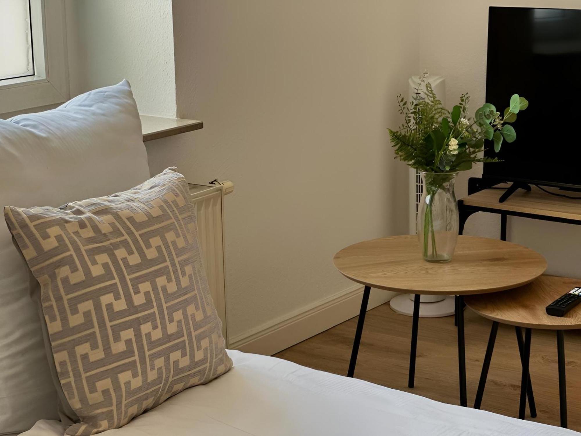 Raha Apartments - Modernes Studio-Apartment - Hbf - Gratis Parkplatz 에르푸르트 외부 사진